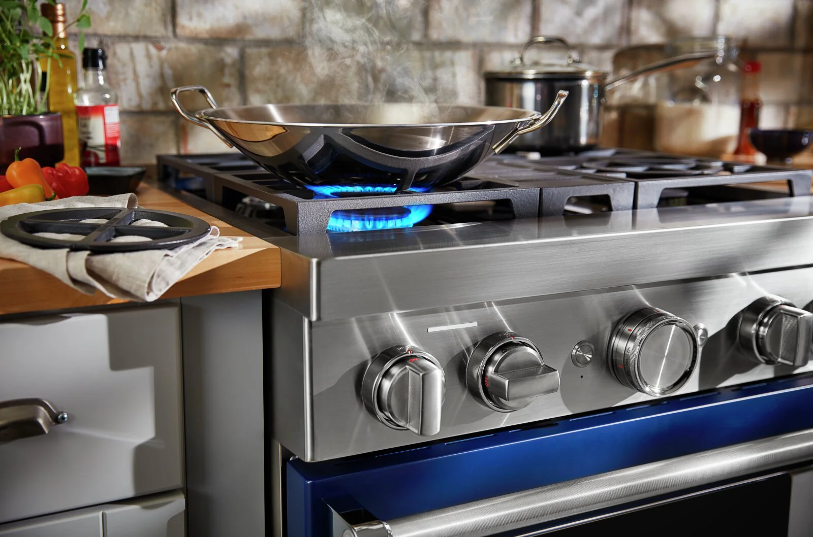 KitchenAid 30'' Smart Commercial-Style Dual Fuel Range - KFDC500JIB - Image 3