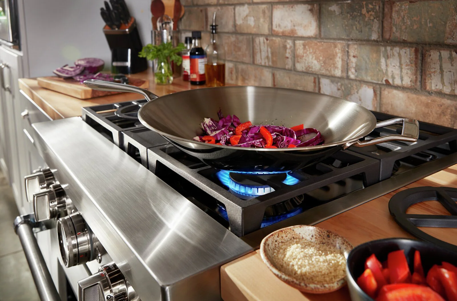 KitchenAid 30'' Smart Commercial-Style Dual Fuel Range - KFDC500JSC - Image 3