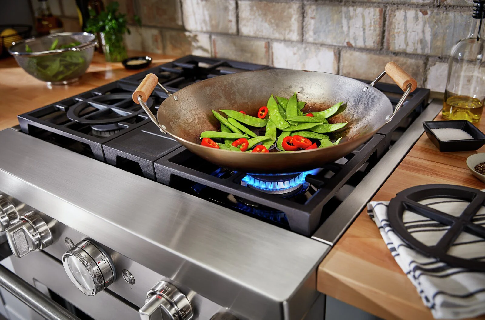 KitchenAid 30'' Smart Commercial-Style Gas Range - KFGC500JSS - Image 4